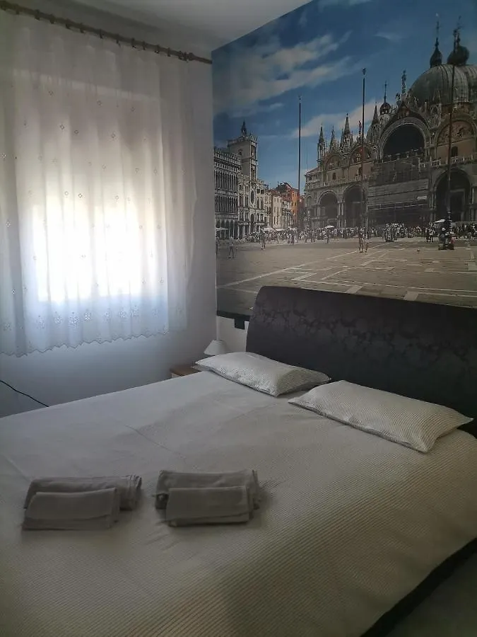 Zsuzsa Lak Apartment Mestre 0*,  Italy